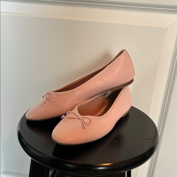 Old Navy Shoes - Old Navy Light Pink Ballet Flats size 7 light pink.  Leather like fabric.